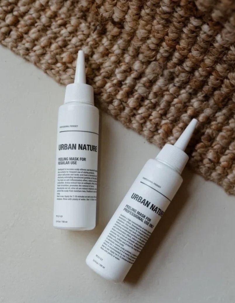 Многие не знают, как правильно ухаживать за волосами, и в чём заключается секрет красивых и здоровых волос 👌

Поэтому мы начнём рассказывать все этапы ухода, ставь ❤️, сохраняй пост , чтобы не потерять информацию👍

ИТАК,  1 этапом является ПИЛИНГ кожи головы!

Главная задача пилинга - глубоко очистить кожу головы от ороговевших чешуек, излишков себума - кожного жира и остатков косметических средств, которые имеют свойство накапливаться на волосах и поверхности кожи головы ( убрать пленку).

Пилинг активно используют для профилактики и лечения различных проблем, связанных с кожей головы. Особенно эффективен пилинг при перхоти, которая появляется из-за себореи, при повышенной жирности и выпадении волос. 

Сальная железа работает постоянно.Поэтому процедуру пилинга нужно выполнять на постоянной основе (1 раз в месяц).
Салонный пилинг немного отличается от домашнего своей силой.И поэтому мы тщательно подбираем сам пилинг как в салоне так и в домашний уход.

И нашим фаворитом является пилинг URBAN NATURE.
Это пилинг мы советуем преобрести в домашний уход после салоного очищения кожи головы 

Пилинг URBAN эффективно отшелушивает ороговевшие частици эпидермиса,оказывает противовосполительное действие.Уменьшает избыточное выделение себума. Активизирует кровообращение ,способствует выводу токсинов и ускоряет рост волос.