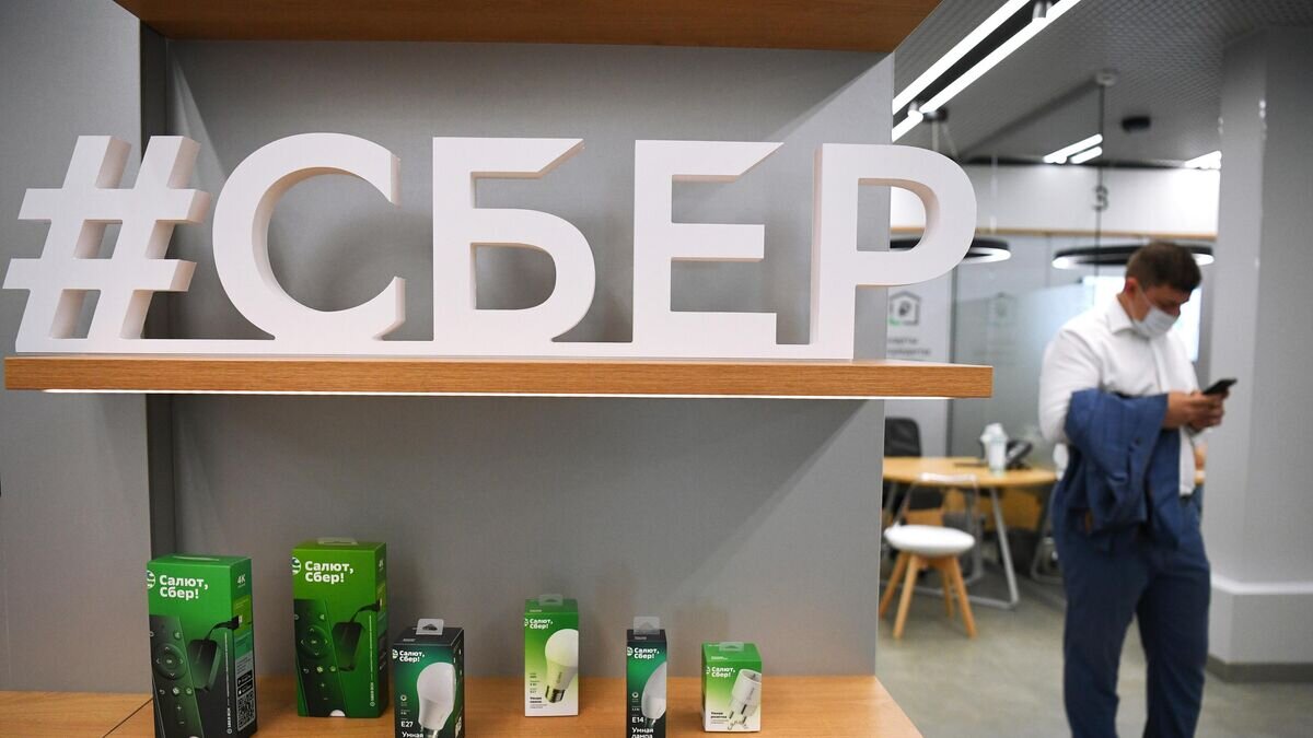    Логотип Сбербанка в офисе Сбербанка © РИА Новости / Александр Кряжев