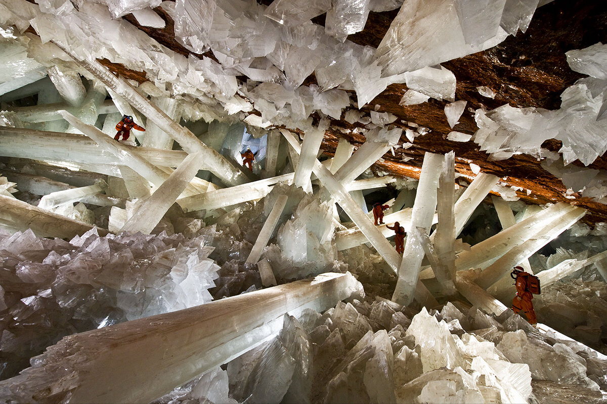 Пещера Naica Mine, (Мексика). Огромные кристаллы гипса.