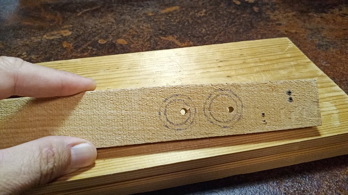 При помощи линейки с круглыми отверстиями размечаем будущие заготовки коле