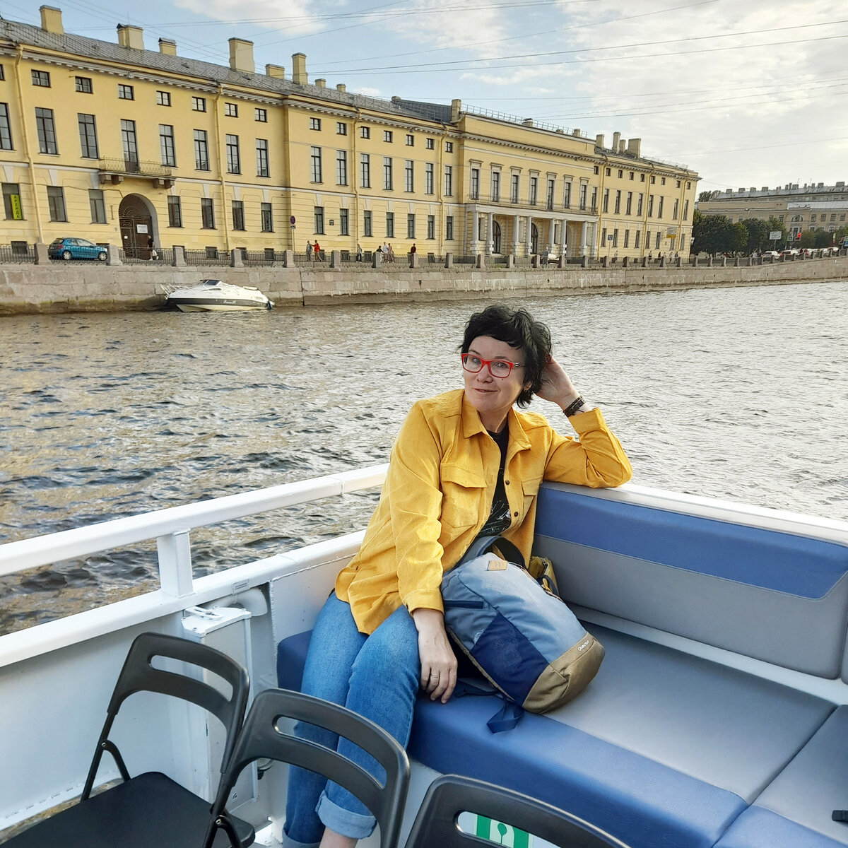 Заняли самые барские места - на мягких диванах. :) Разницы в цене нет, а удобства больше.