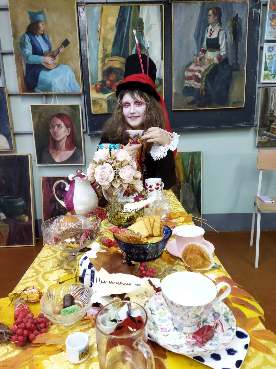 Выложить фото со всеми ребятами без их согласия я не могу, поэтому вам остаётся любоваться харизматичным Шляпником