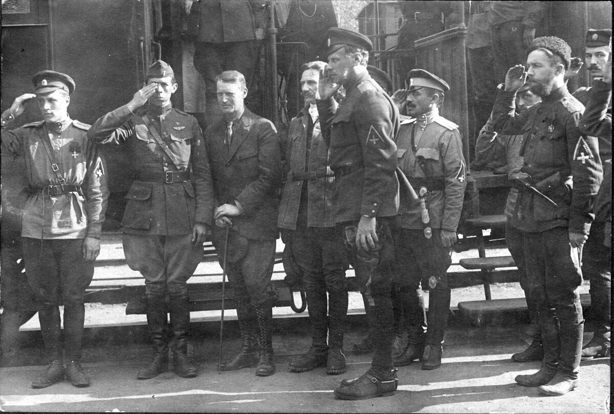 Генерал Александр Родзянко принимает рапорт // Российский государственный военный архив