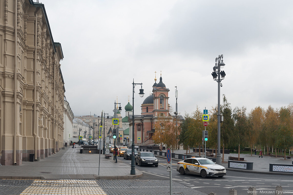 Улица Варварка. Октябрь 2022 года. Фото автора.
