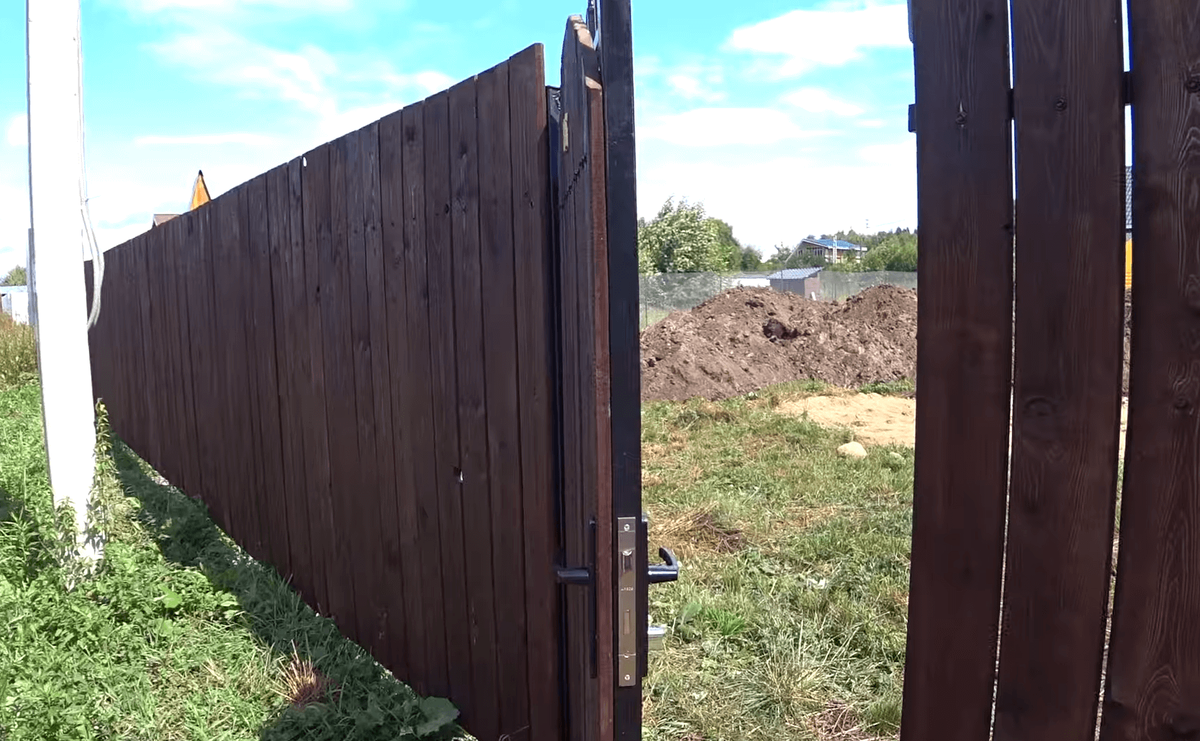 Строительство деревянного забора на дачном участке - разные виды, какой лучше