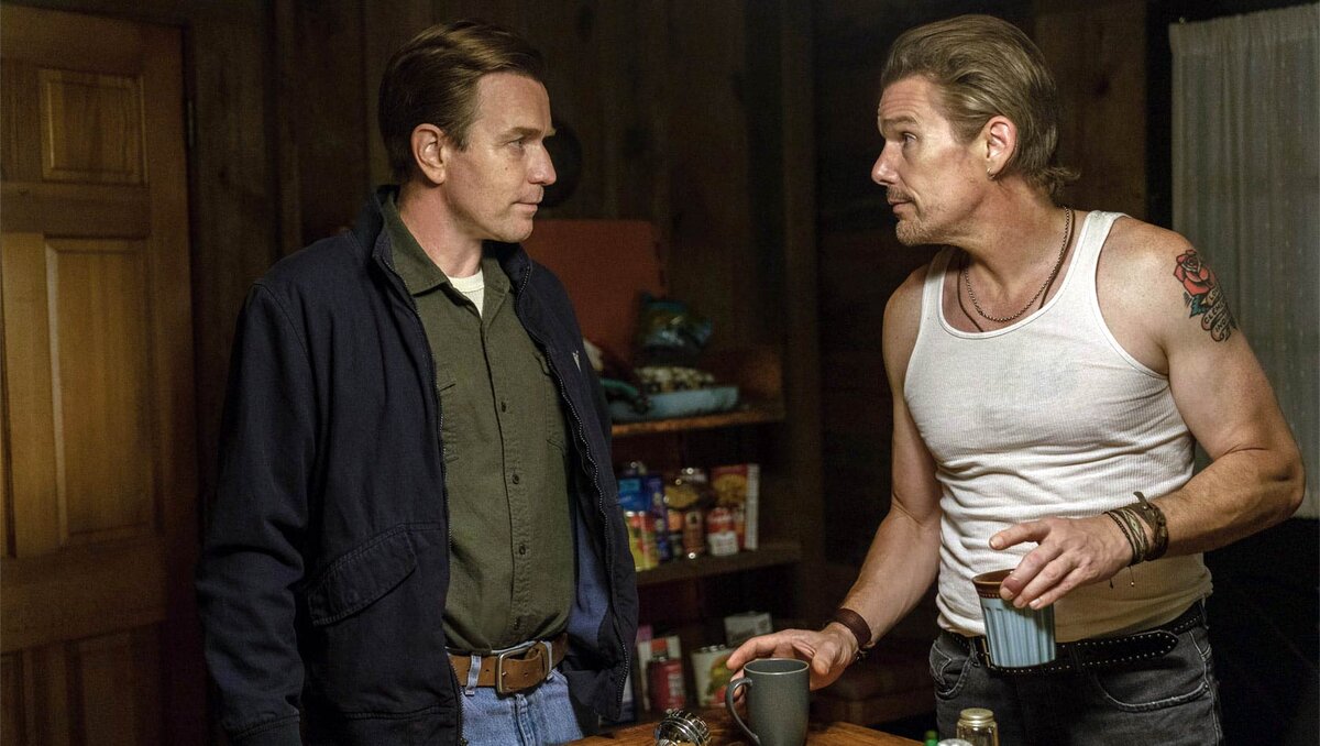 Рэймонд (Юэн МакГрегор) приехал к Рэю (Итан Хоук), чтобы сообщить об отце и о том, что нужно вместе оправиться к нему и захоронить