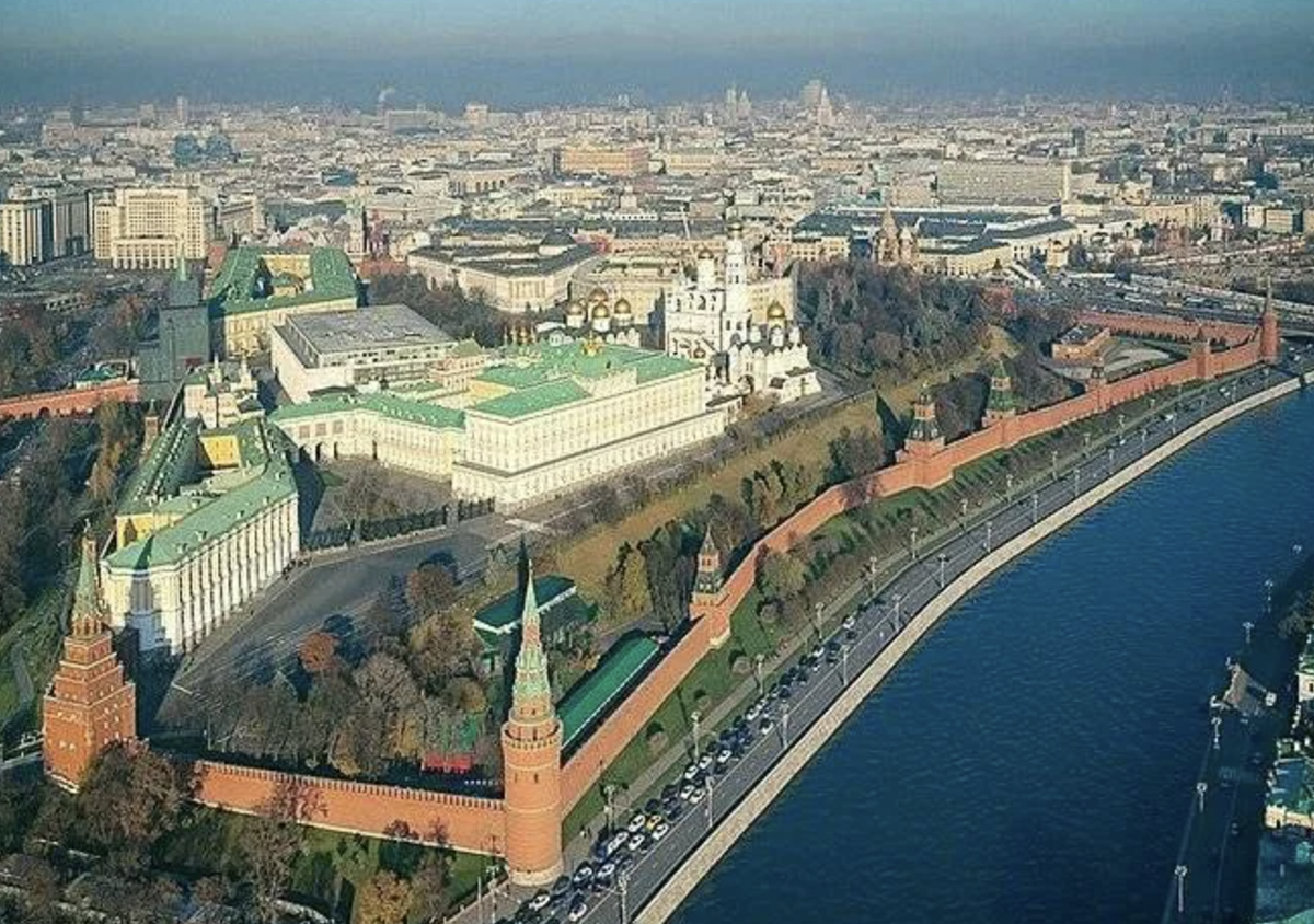 V moskve. Московский Кремль 1485. Московский Кремль Moscow Kremlin. Большой Кремлёвский дворец Московский Кремль сверху. Территория Московского Кремля.