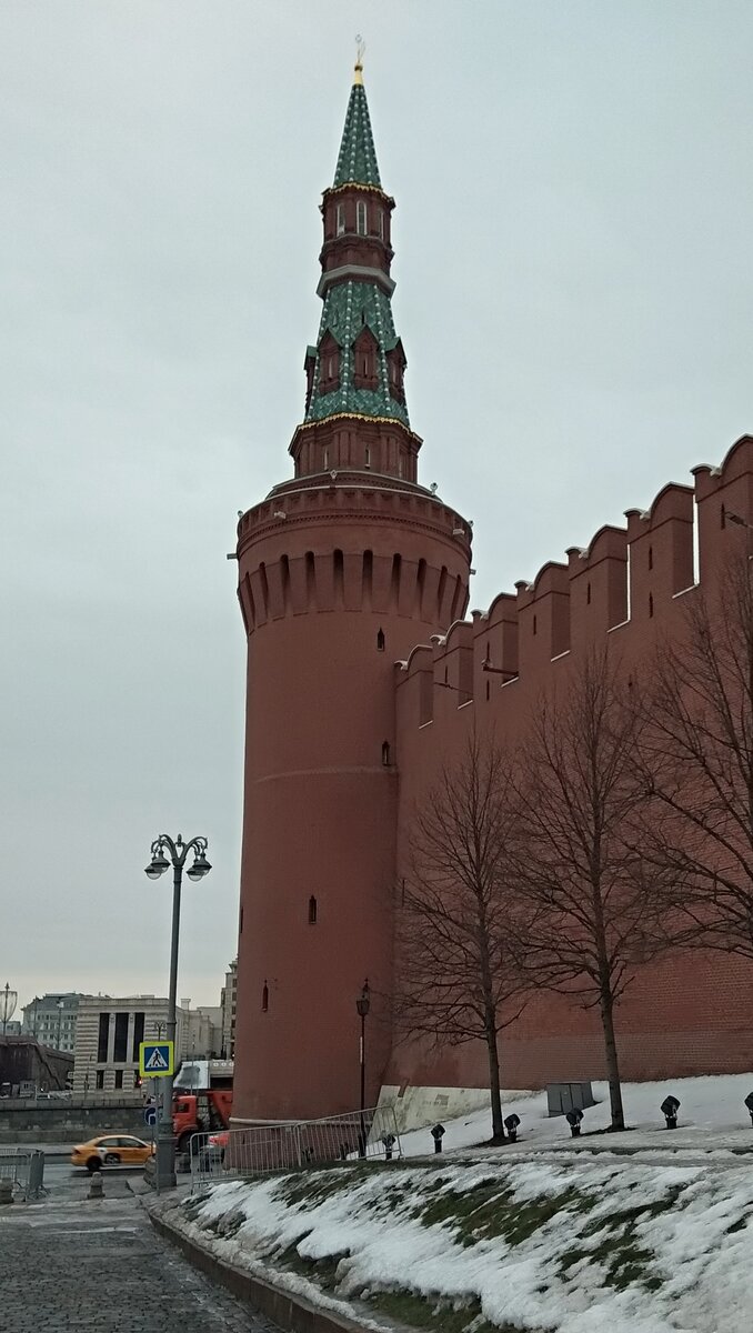 Москворецкая (Беклемищевская) башня, южный угол восточной кремлёвской стены. Фото автора.