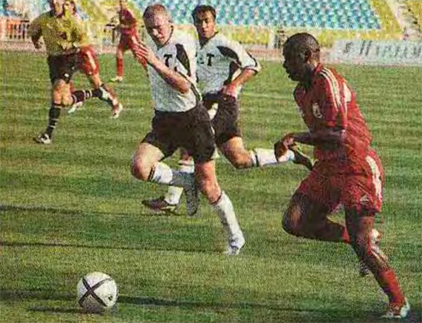 «Рубин» (Казань) - «Торпедо» - 2:0. С мячом по флангу устремился казанец Эбраима Силла, его пытаются настичь торпедовцы Мантас Самусёвас и Сергей Черногаев (на дальнем плане)