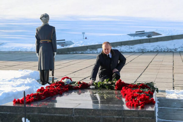    Владимир Путин на Мамаевом кургане в 2018 году (пресс-служба Кремля)