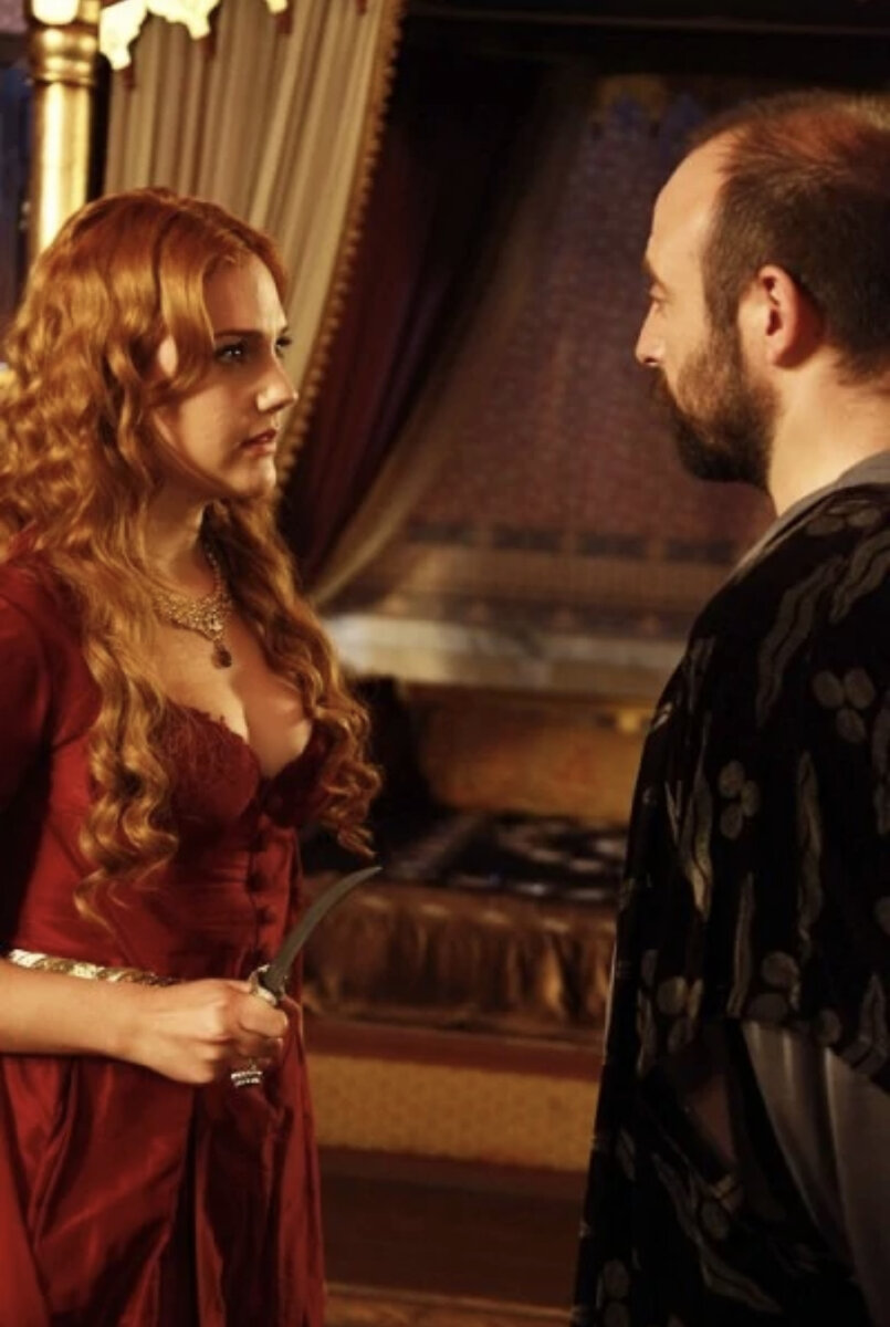 Кадр из сериала Великолепный век. Ее терпение кончилось, после появлени новой наложницы. Наложницы были отосланы из дворца, а Хюррем задобрили словами и обещаниями.