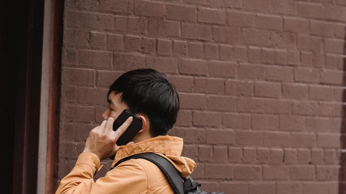    Мужчина звонит по смартфону:pexels.com