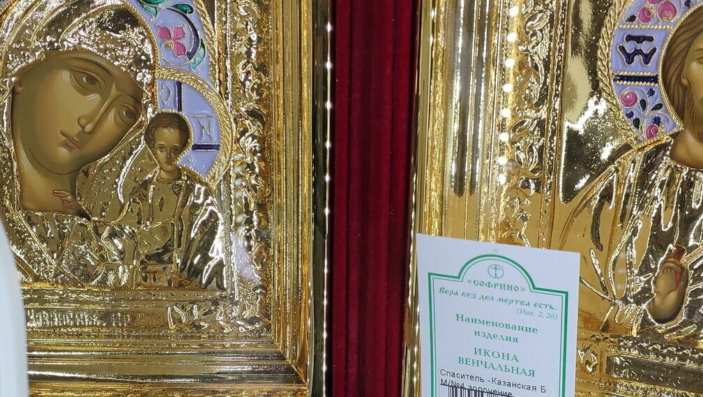     В Азове Ростовской области агрессивная женщина побила витрины в церковной лавке и провоцировала драку с очевидцами, сообщили горожане в соцсети «ВКонтакте».