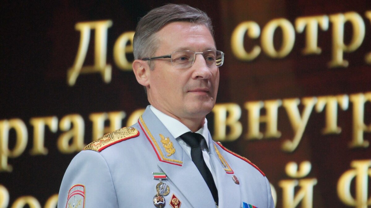     В Татарстане нарушителями правил дорожного движения стали водители служебного транспорта исполкомов. Об этом во время итоговой коллегии заявил министр внутренних дел по республике Артем Хохорин.