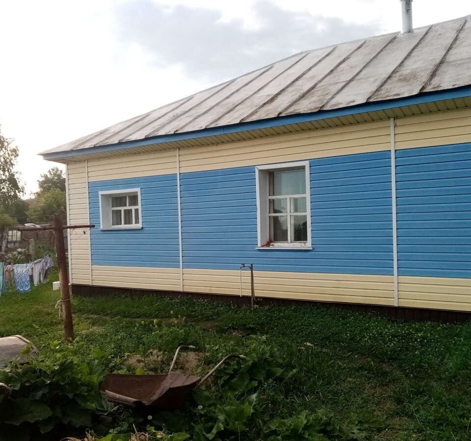 Продаётся дом. Из бруса, утеплён и обшит сайдингом. 3 комнаты, кухня. Новое печное отопление. Горячая, холодная вода в доме. Канализация Надворные постройки : новый, тёплый сарай, баня, дровенник, летняя кухня. Огород 10 соток. В шаговой доступности центр. 400 тыс.р. Но он в зоне подтопления.