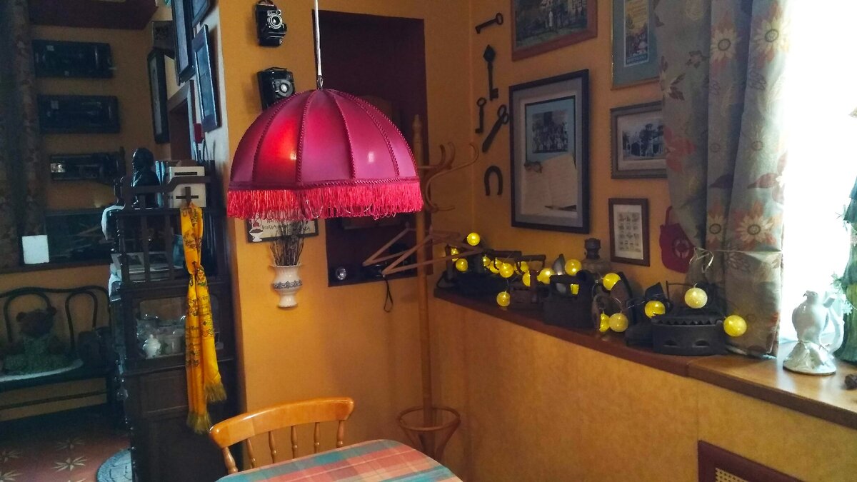 Чугунные утюги в гирляндах