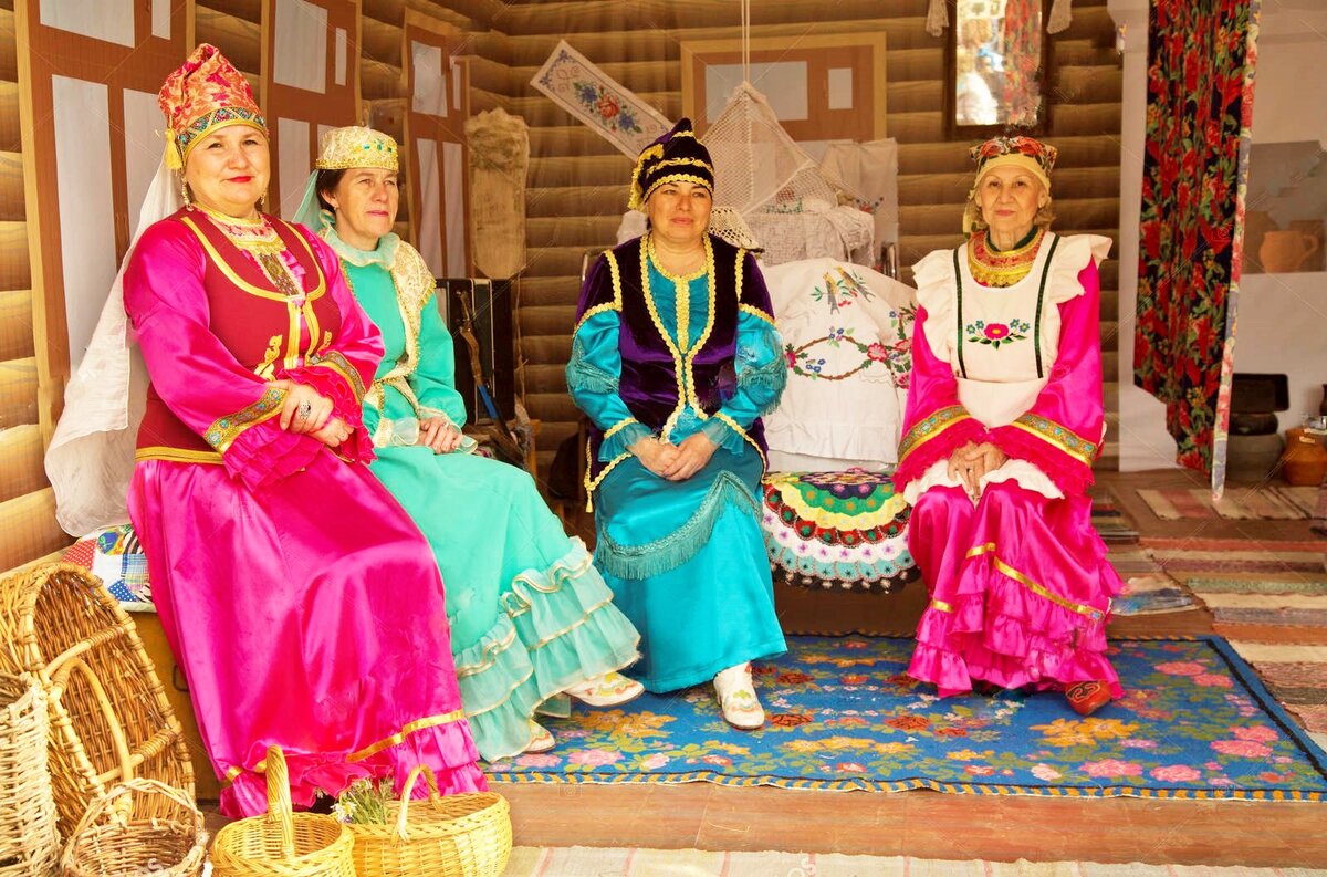 Женщины в национальных костюмах