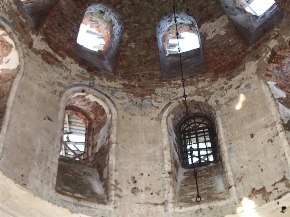 Окна и люкарны на барабане центральной части храма