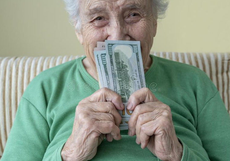 Пенсионерка с деньгами