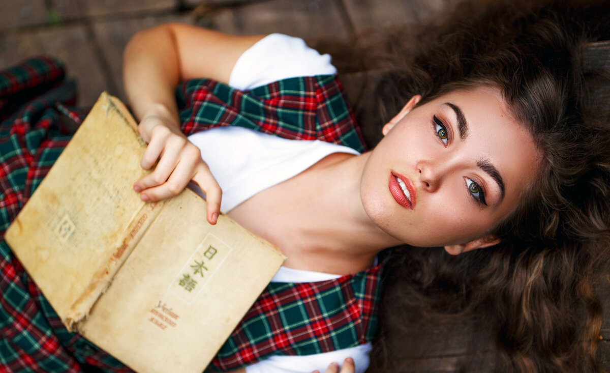 девушка и книга. Главное не останавливайтесь читать