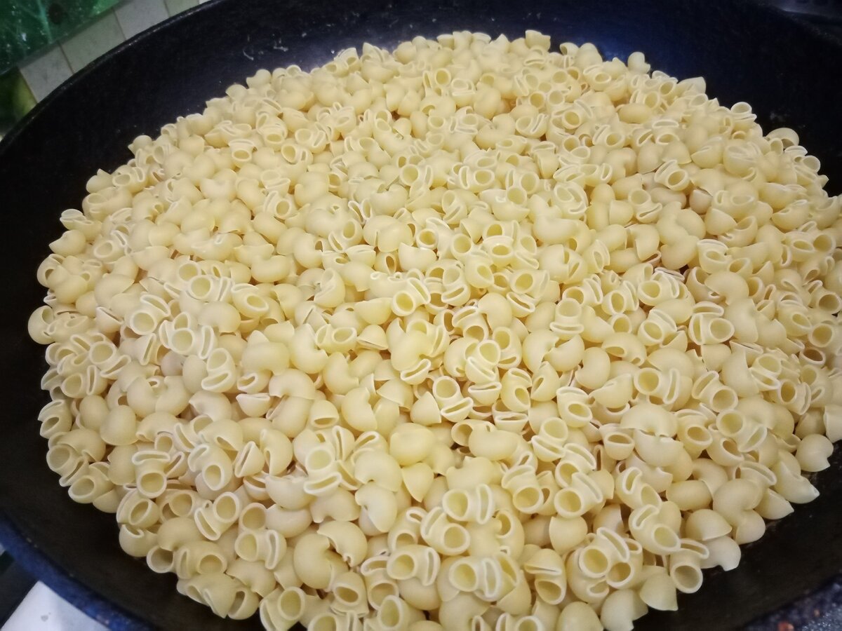 Засыпаем макарошки. Просто засыпаем, без воды и масла. Здесь простые ракушки. Можно и спагетти, только необходимо их мелко наломать