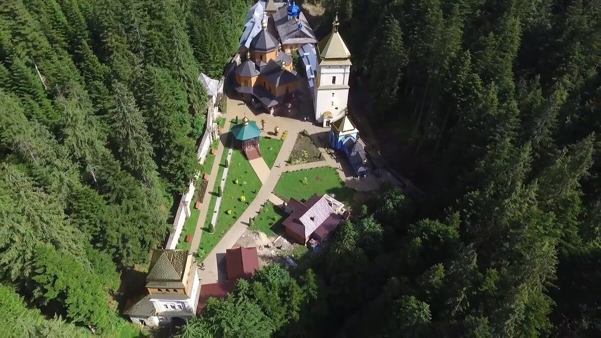 Как вариант жилья дома-скиты существовали постоянно. Их строили как можно дальше от цивилизации, старались выбрать такую местность, которая еще была не исследована картографами. Несмотря на то, что белых пятен на карте становится все меньше, интерес к уединенному жилью не пропадает, а даже возрастает. 