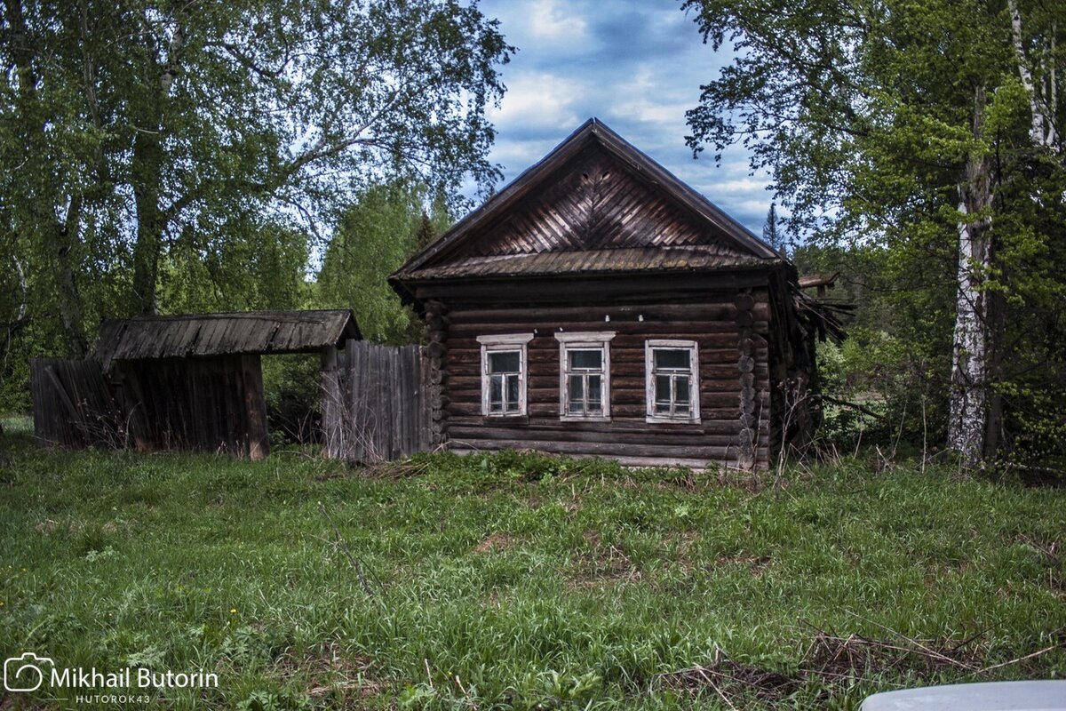 Умирающий дом на деревенской улице. 