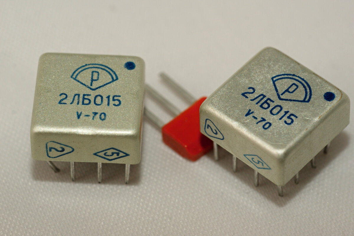 Первые отечественные интегральные микросхемы гибридной серии 201. Были разработаны в 1962-1965 годах в Зеленограде в НИИ Точной технологии. Вдохновлены микросхемами производства IBM.