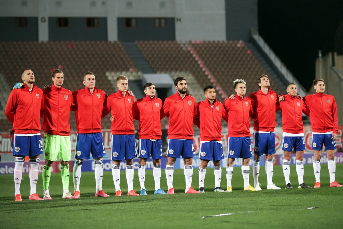 Сборная России во время гимна