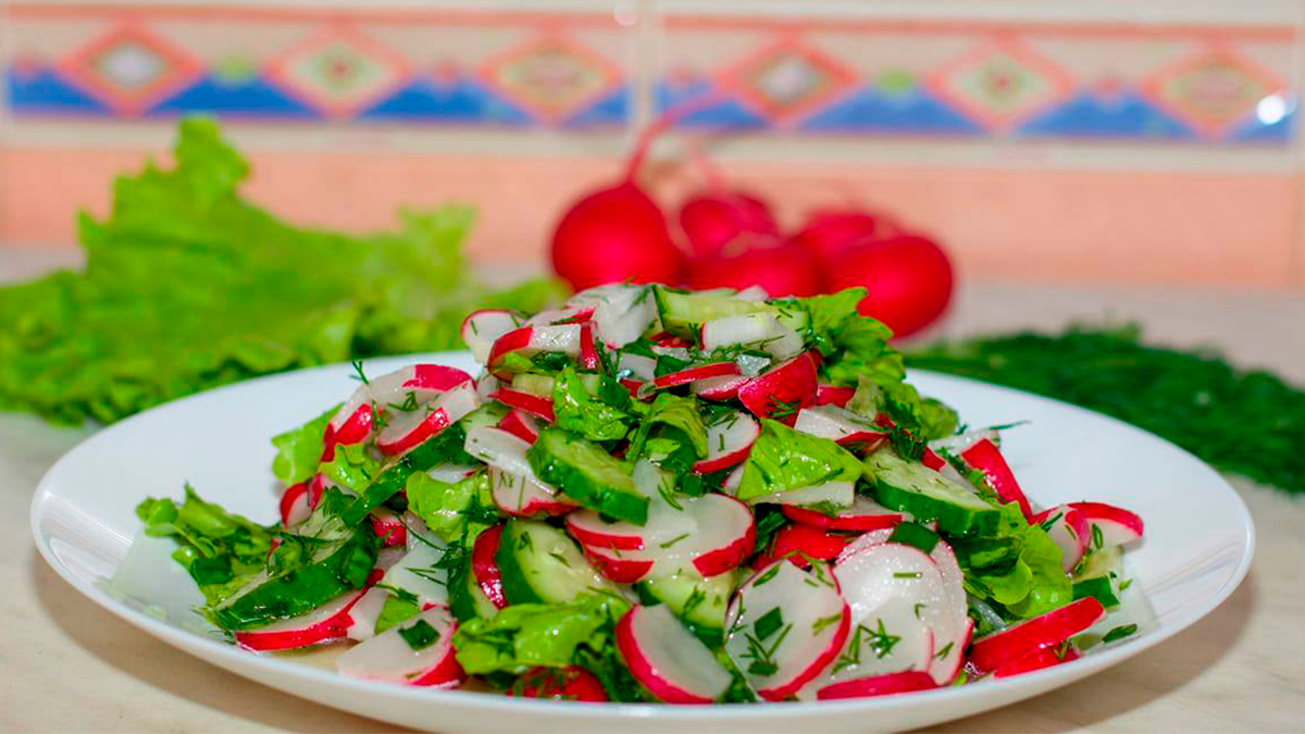 Салат с редиской, огурцом и кукурузой