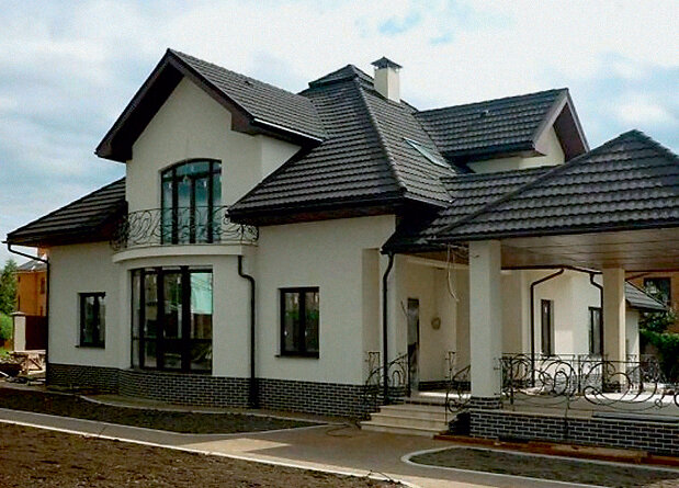 Настоящее родовое гнездо. Дом из керамических блоков . На наружные стены нанесен теплоизоляционный штукатурный состав (Фото: «Строй-Атлант»)