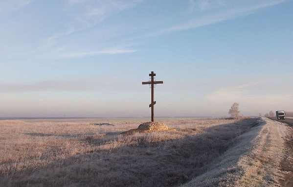 Памятный крест около дороги рядом с Жокинским городищем