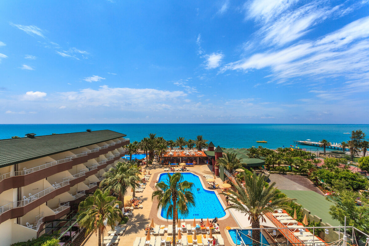 Galeri Resort Hotel, находится на берегу моря в 2 км от курортного поселка Окурджалар, в 35 км от центра г. Аланья и в 90 км от аэропорта