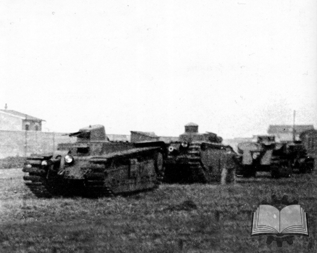 SRA, FCM 1921 и FAMH в ходе демонстрации, май 1924 года. Позади идет Renault NC-1.