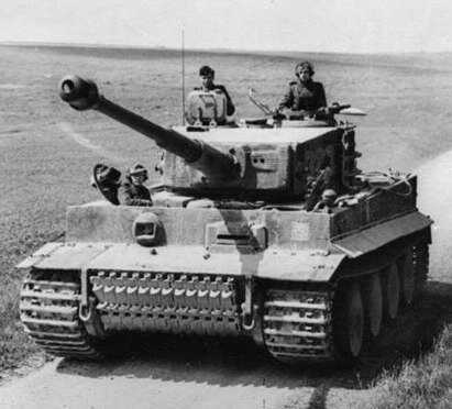 Panzerkampfwagen VI Ausf. E, «Тигр» — немецкий тяжёлый танк времён Второй мировой войны, прототипом которого являлся танк VK4501 (H), разработанный в 1942 году фирмой «Хеншель». Наряду с прототипом фирмы «Хеншель» руководству Рейха был представлен и проект Фердинанда Порше — VK4501 (P), но выбор военной комиссии пал на вариант «Хеншель» - Википедия
