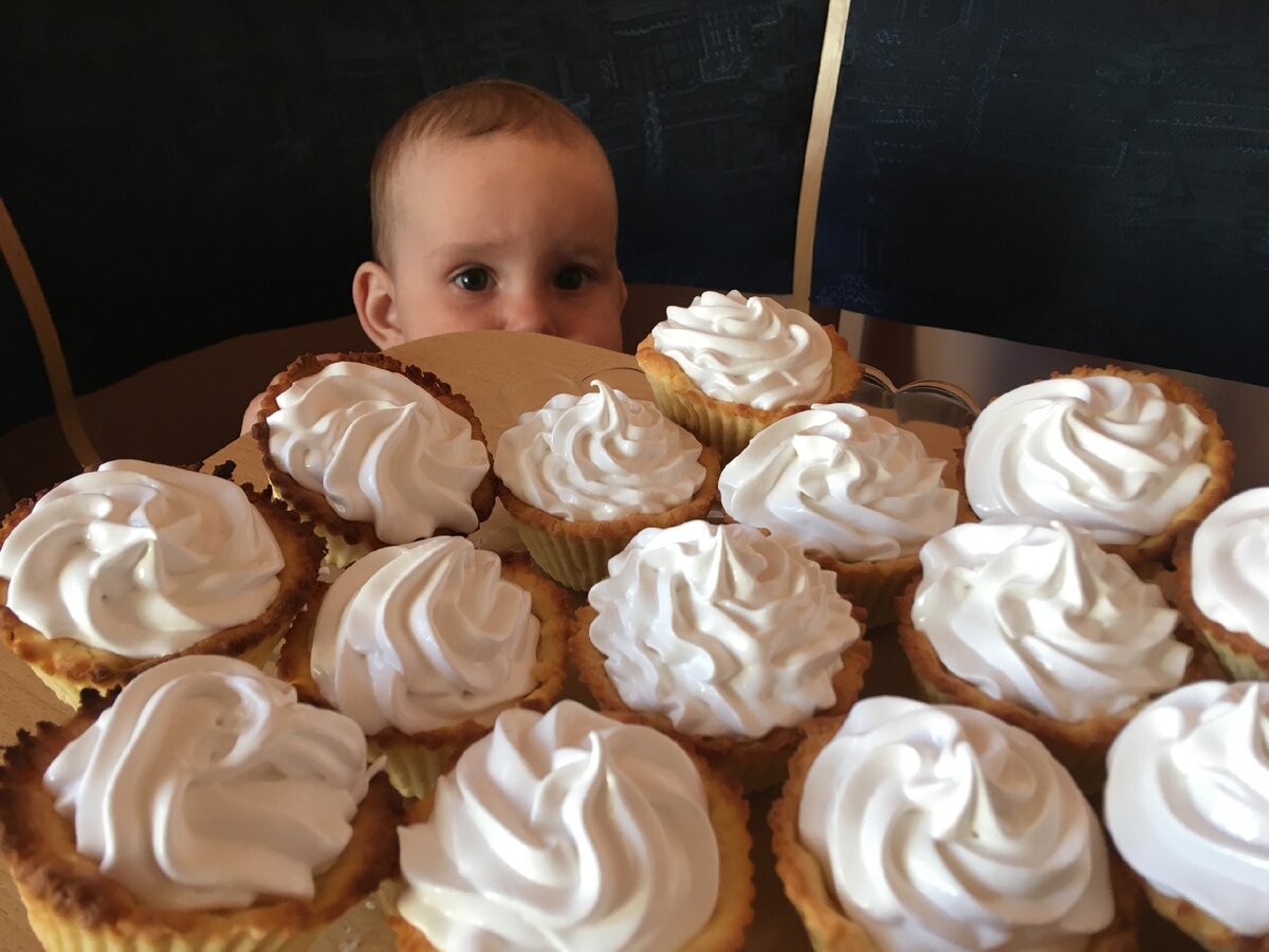 Ждёт ослабления материнской концентрации, чтобы продегустировать вкусности