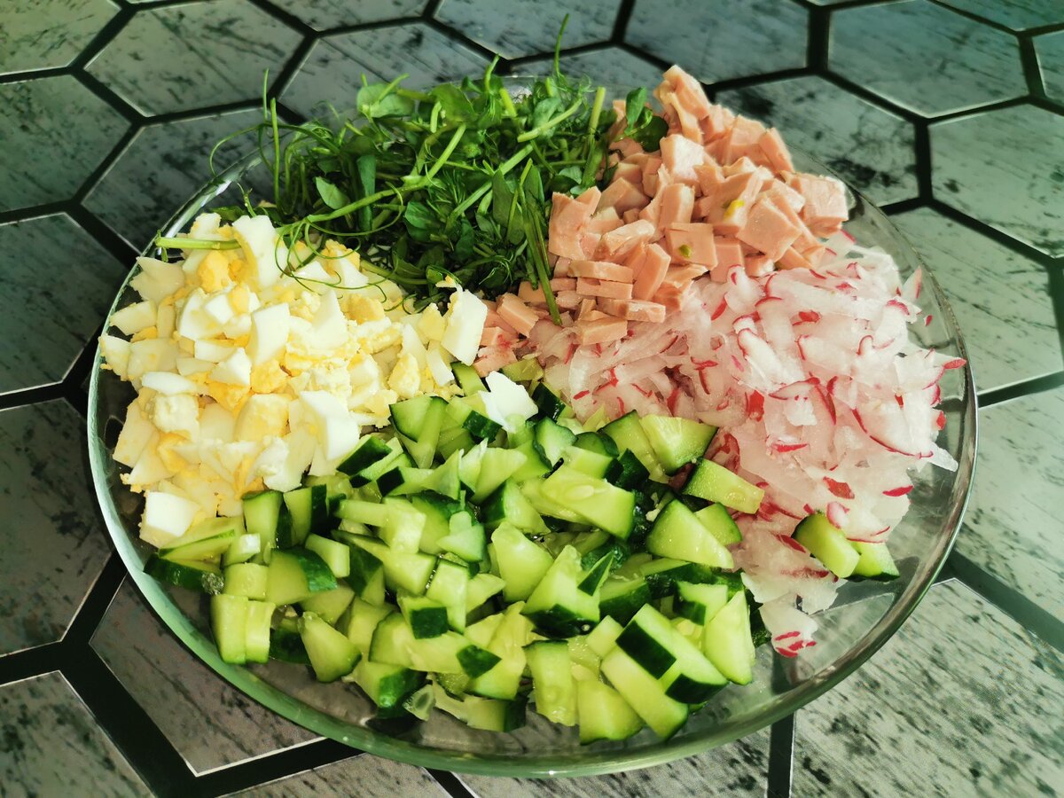 Салат с колбасой, зеленым горошком и огурцом