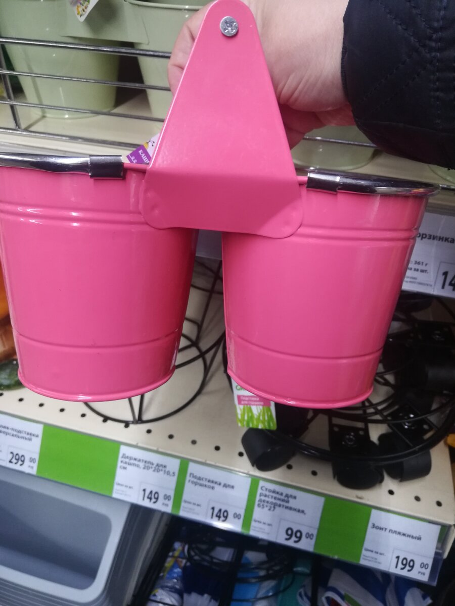 А еще,  в такой же цветовой гамме, держатели- кашпо для цветов! 