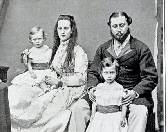 Принц Георг (слева) с родителями и старшим братом