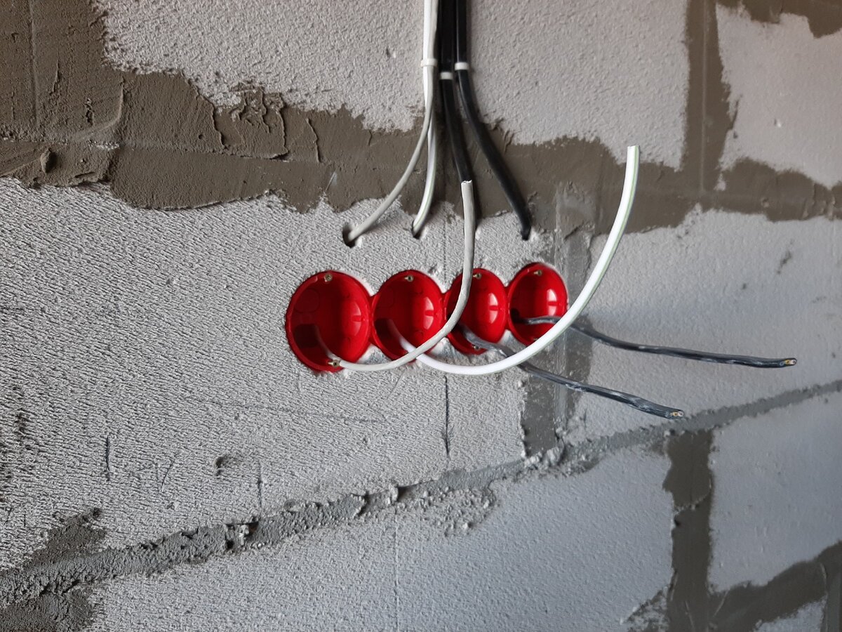 Как видно на фото подрозетники встали как там и были.