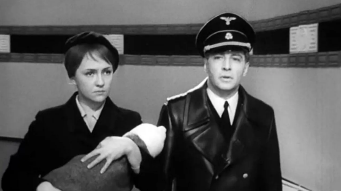 С Вячеславом Тихоновым (кадр из фильма "Семнадцать мгновений весны")