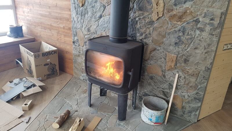 Такую печь заказчик поставил у себя в доме. В этом доме мы делали радиаторную систему отопления и водяные теплые полы в санузлах