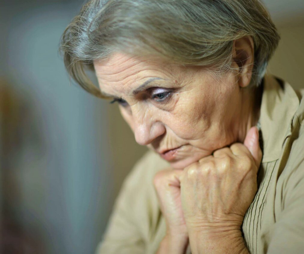 Фото принадлежит не их матери и взято он из открытого источника. Оно подчеркивает эмоции и сожаления женщины, о которой идет речь в истории