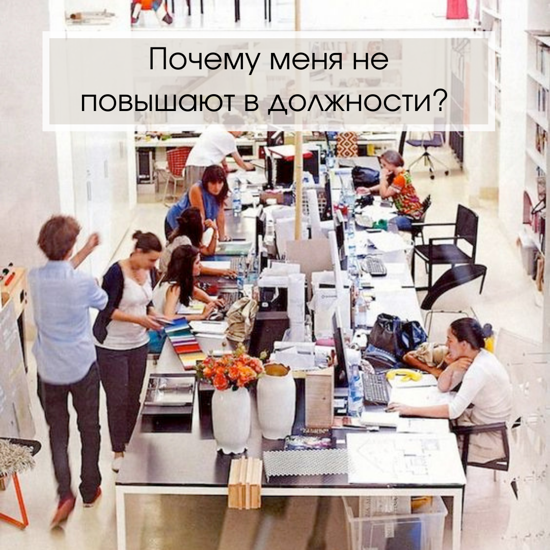 грустный бизнесмен. за сидячей работой. работа в радость. начальник кричит на подчиненного. офис с сотрудниками.