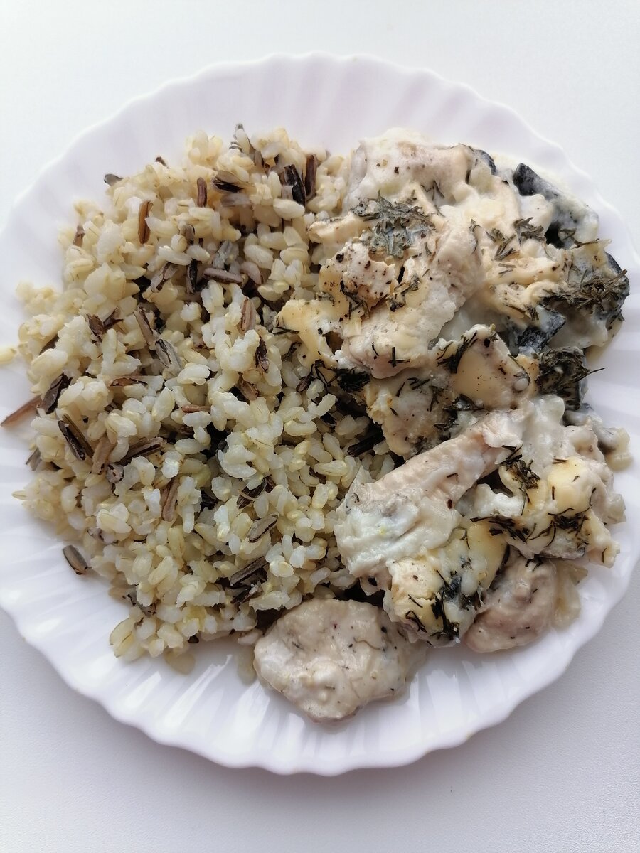 Куриная грудка с жареным луком и грибами в сливочном соусе + дикий и бурый рис