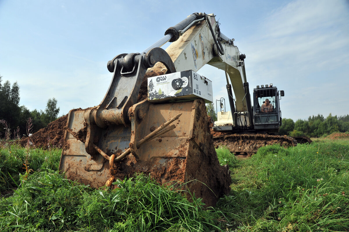 Решение применить 30-тонную стальную махину для нашего краш-теста пришло в результате мозгового штурма на тему, как лучше смоделировать удары внедорожной судьбы.