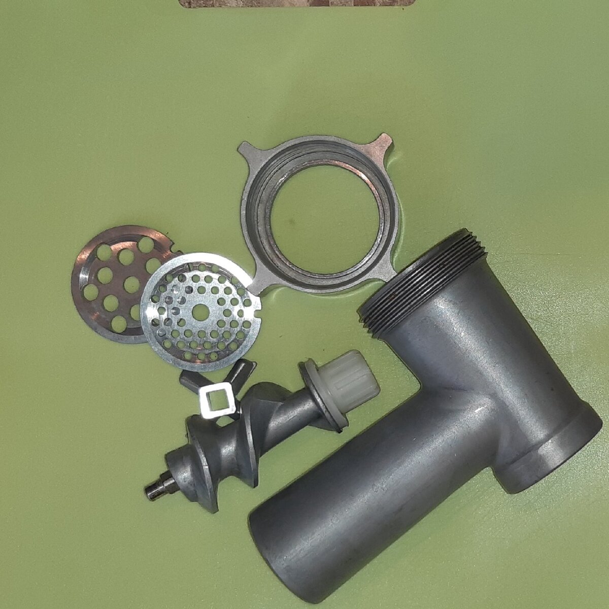 Съёмные детали с электромясорубки. Фото автора