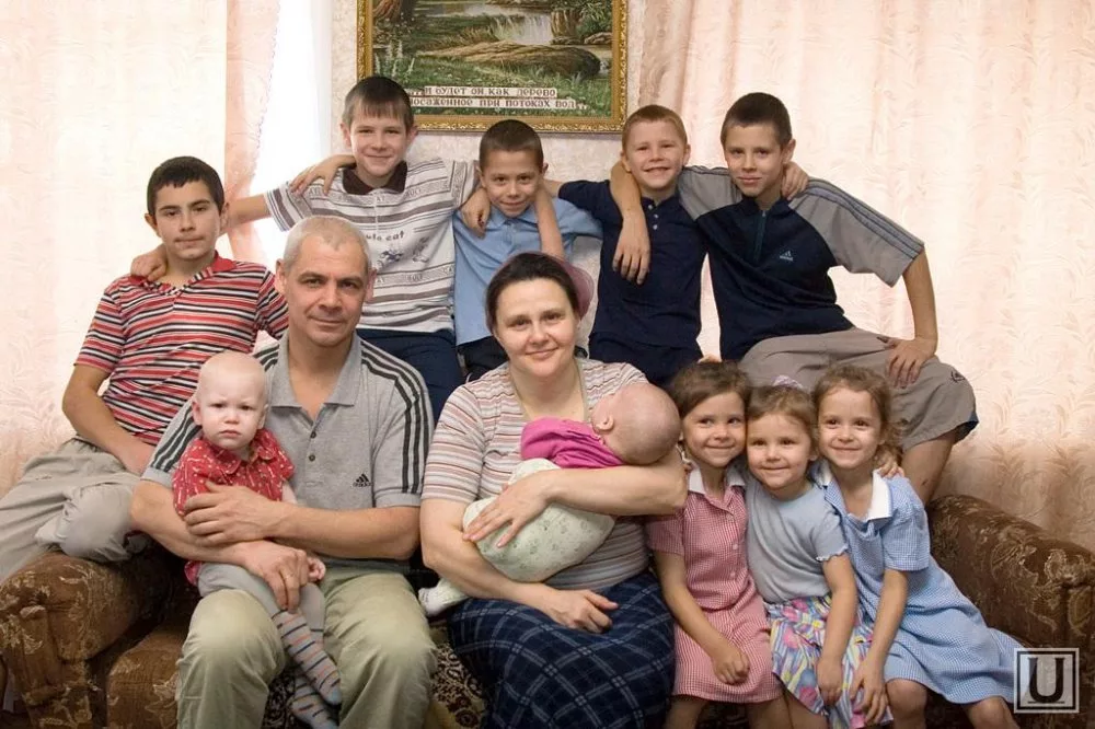 Многодетная семья. Многодетная семья в России. Многодетные малоимущие семьи. Многодетная семья с детьми. Многодетная семья что изменилось