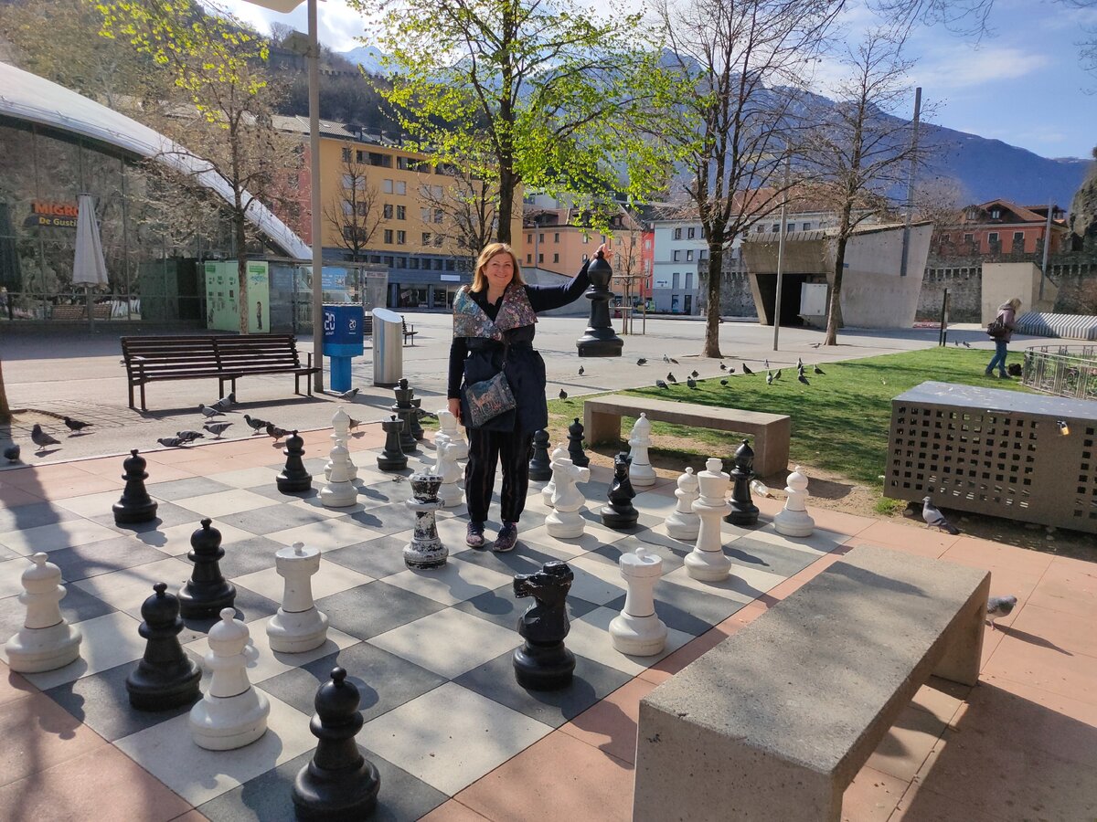 В Беллинцоне (Швейцария) можно сыграть в шахматы на площади Солнца (пьяцца дель Соле) или жизнь всегда - ходит то чёрными, то белыми...