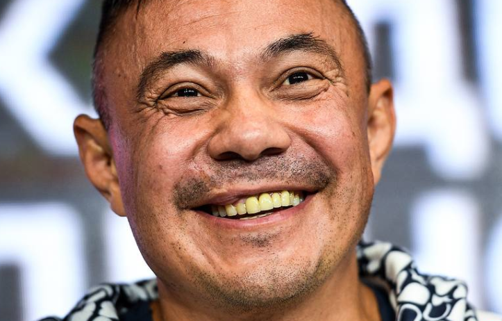 Константин Дзю радуется победе сына